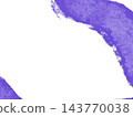 抽象的繪畫背景，帶有褪色的紫色筆觸和白色邊緣。 143770038