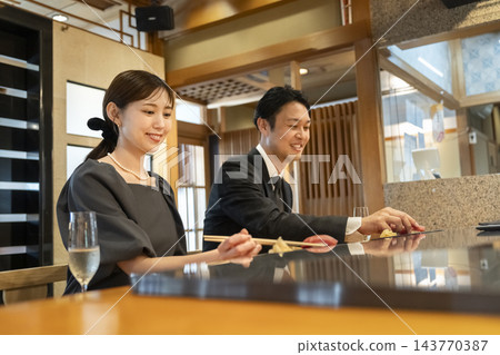 享受一頓飯的男人和女人 143770387