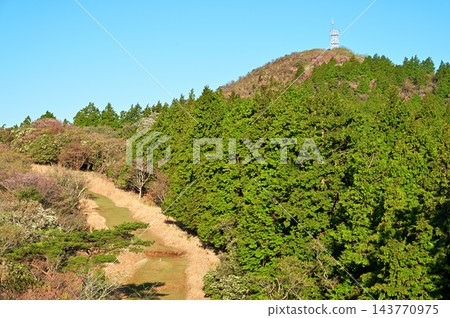 清晨的陽光灑在伊豆半島伊豆山脊的健行步道上,可以俯瞰金冠山和防火帶。 清晨的陽光灑在伊豆半島伊豆山脊的健行步道上,可以俯瞰金冠山和防火帶。 143770975