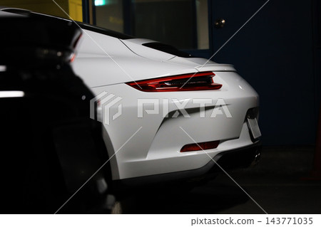 保時捷 911 GT3 Touring 的尾部設計，在昏暗的停車場的光影映襯下顯得格外醒目。 143771035