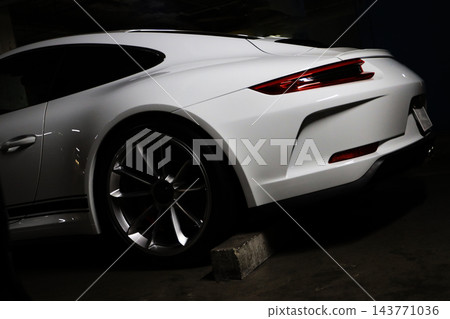 保時捷 911 GT3 Touring 的尾部設計,在昏暗的停車場的光影映襯下顯得格外醒目。 保時捷 911 GT3 Touring 的尾部設計,在昏暗的停車場的光影映襯下顯得格外醒目。 143771036