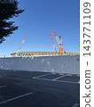 大型體育場建築工地和起重機 143771109