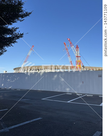 大型體育場建築工地和起重機 143771109