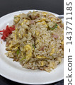 特寫鏡頭展現了蓬鬆的炒飯配醃漬薑。 143771185