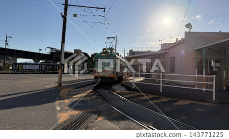 一輛電車在晨曦中行駛。 一輛電車在晨曦中行駛。 143771225