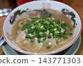 濃鬱的豚骨拉麵，上面撒滿了切碎的蔥花。 143771303