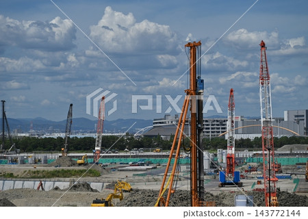 7月,大阪,關西世博會旁IR設施的地基施工現場。 7月,大阪,關西世博會旁IR設施的地基施工現場。 143772144