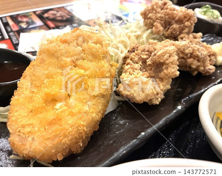 各種炸丸子和炸雞 各種炸丸子和炸雞 143772571