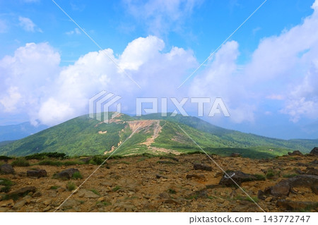 從藏王山脈熊野山頂峰眺望，可以看到美麗的山脈和夏天蔚藍的天空。 143772747