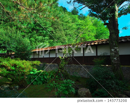 美濃地居所：主屋庭院，屋頂為茅草頂 143773208