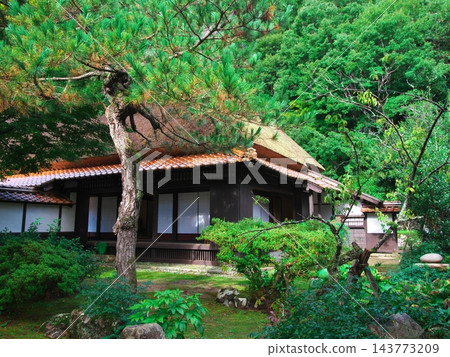 美濃地居所:主屋庭院,屋頂為茅草頂 美濃地居所:主屋庭院,屋頂為茅草頂 143773209