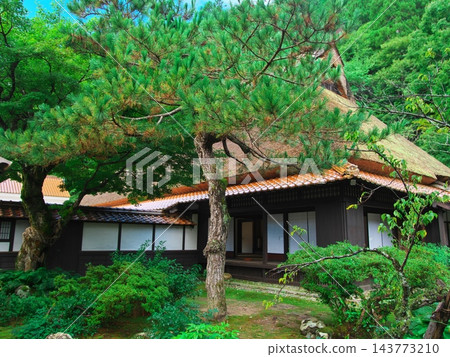 美濃地居所:主屋庭院,屋頂為茅草頂 美濃地居所:主屋庭院,屋頂為茅草頂 143773210
