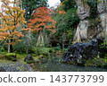 那田寺的秋葉和池塘 143773799