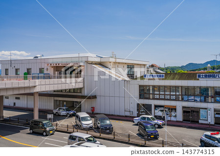 陽光明媚的一天，靜岡縣富士宮市，照片展示了JR身延線富士宮站北出口的車站大樓和旋轉門（寬高比3:2）。 143774315