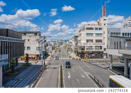 富士宮站社區中心週邊的街景和道路景色,藍天白雲(寬高比 3:2)(靜岡縣) 富士宮站社區中心週邊的街景和道路景色,藍天白雲(寬高比 3:2)(靜岡縣) 143774316