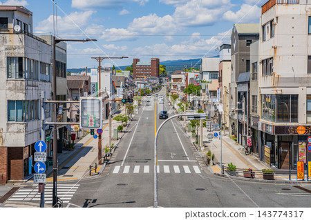 富士宮市富士宮站北口街景，遠處群山綿延（寬高比 3:2）（靜岡縣） 143774317