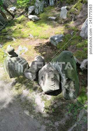 倒塌的石燈籠和花園裡的綠植（新潟縣清呂町） 143775563