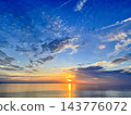 從伊賀縣水之濱海灘欣賞日本海的日落和美麗的傍晚天空。 143776072