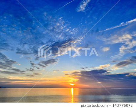 從伊賀縣水之濱海灘欣賞日本海的日落和美麗的傍晚天空。 143776072