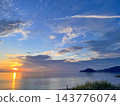 從伊賀縣水之濱海灘欣賞日本海的日落和美麗的傍晚天空。 143776074