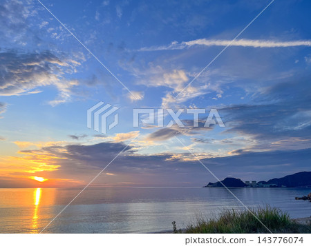 從伊賀縣水之濱海灘欣賞日本海的日落和美麗的傍晚天空。 從伊賀縣水之濱海灘欣賞日本海的日落和美麗的傍晚天空。 143776074