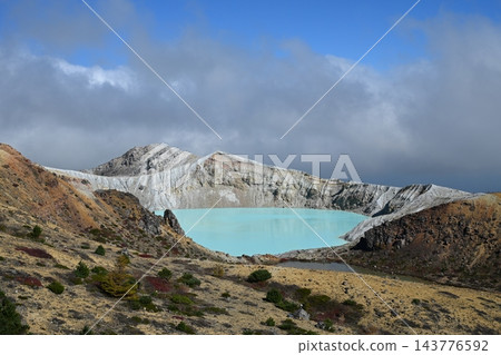 草津白根山：翠綠湯伽火山口 143776592