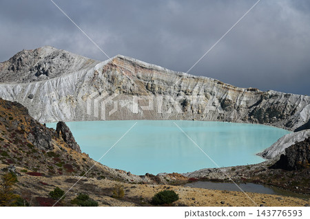 草津白根山:翠綠湯伽火山口 草津白根山:翠綠湯伽火山口 143776593