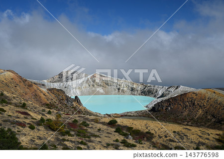 草津白根山：翠綠湯伽火山口 143776598