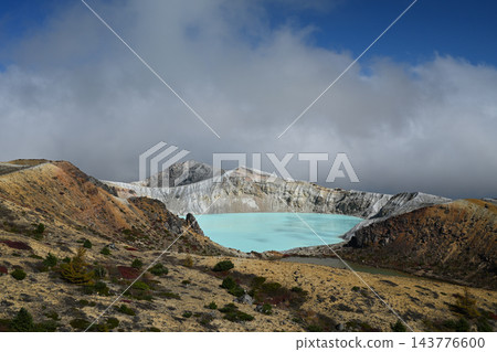 草津白根山：翠綠湯伽火山口 143776600