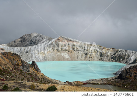 草津白根山：翠綠湯伽火山口 143776601