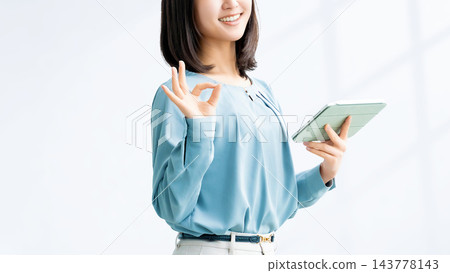女人/女商人做出 OK 姿勢 女人/女商人做出 OK 姿勢 143778143