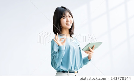 女人/女商人做出 OK 姿勢 143778144