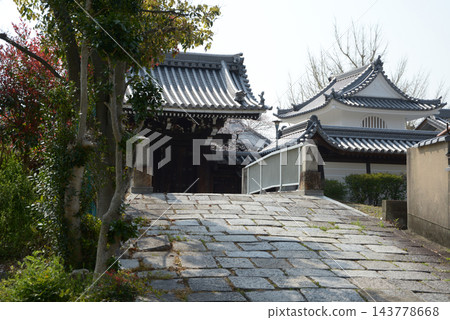 本願寺山科分寺:京都市山科區東野狐藪町引道及正門 本願寺山科分寺:京都市山科區東野狐藪町引道及正門 143778668