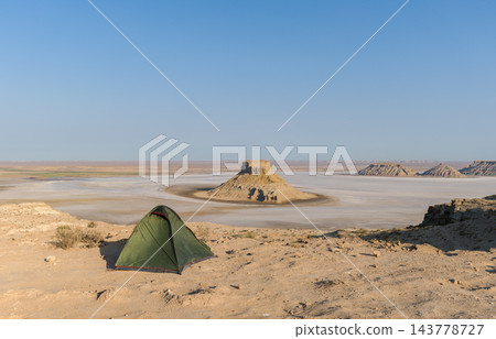 綠色的帳篷俯瞰卡林賈利克偏僻的山丘和鹽灘。 143778727
