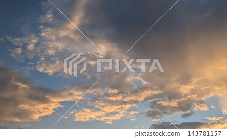 在夕陽下沾染的雲 143781157