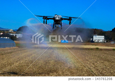 一架無人機沐浴在晨曦之中。 一架無人機沐浴在晨曦之中。 143781208