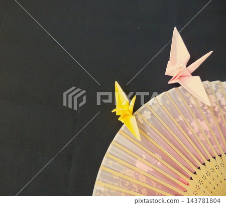 黑色背景上的摺紙鶴 黑色背景上的摺紙鶴 143781804