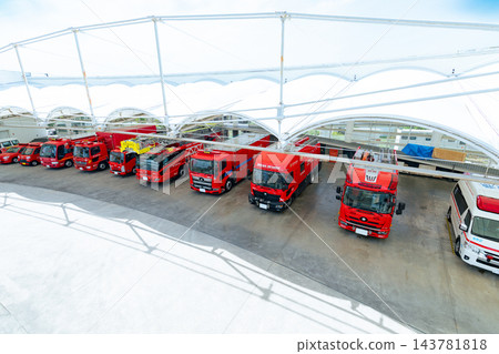 消防車停在消防站 消防車停在消防站 143781818