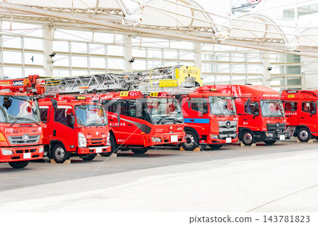 消防車停在消防站 消防車停在消防站 143781823