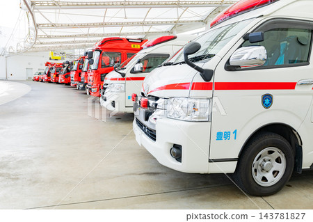 消防局停著消防車和救護車。 消防局停著消防車和救護車。 143781827
