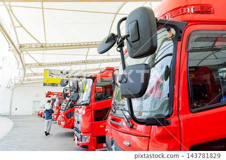 消防車停在消防站 143781829