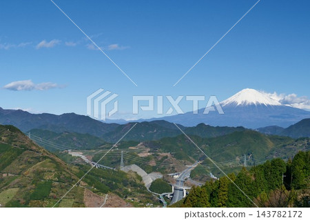 【靜岡縣】冬季的富士山，漂浮在山脈之上，從山原的高處眺望。 143782172