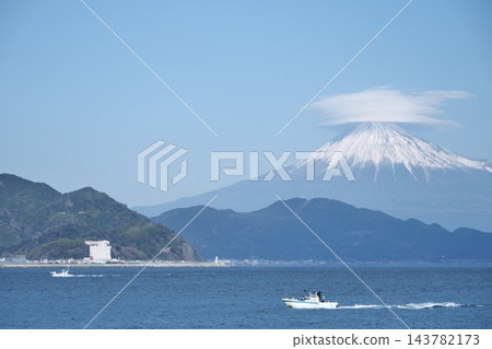 【靜岡縣】富士山白雪皚皚,雲霧繚繞,海上有一艘船(美保) 【靜岡縣】富士山白雪皚皚,雲霧繚繞,海上有一艘船(美保) 143782173