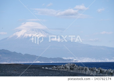 【靜岡縣】富士山白雪皚皚,雲霧繚繞,海岸線上點綴著四足動物,美保 【靜岡縣】富士山白雪皚皚,雲霧繚繞,海岸線上點綴著四足動物,美保 143782174