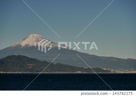 【靜岡縣】白雪皚皚的富士山和駿河灣,沐浴在冬日傍晚的陽光下。 【靜岡縣】白雪皚皚的富士山和駿河灣,沐浴在冬日傍晚的陽光下。 143782175
