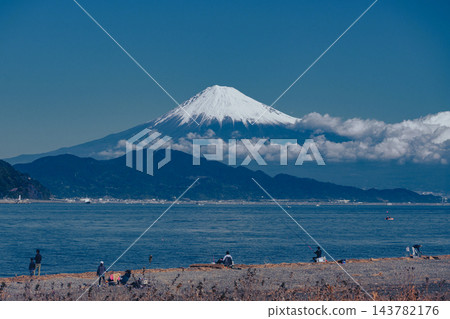 【靜岡縣】初冬時節，富士山雲霧繚繞，白雪皚皚；三保的礫石灘上，釣客熙熙攘攘。 143782176