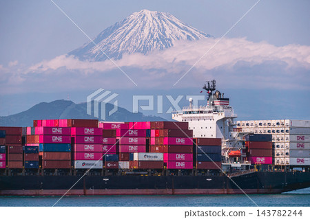 【靜岡縣】富士山籠罩在雲霧之中,大型貨櫃船上堆滿了貨櫃,美穗 【靜岡縣】富士山籠罩在雲霧之中,大型貨櫃船上堆滿了貨櫃,美穗 143782244