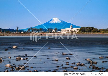 【靜岡縣】白雪皚皚的富士山巍峨聳立於安倍川之上-春季 【靜岡縣】白雪皚皚的富士山巍峨聳立於安倍川之上-春季 143782245