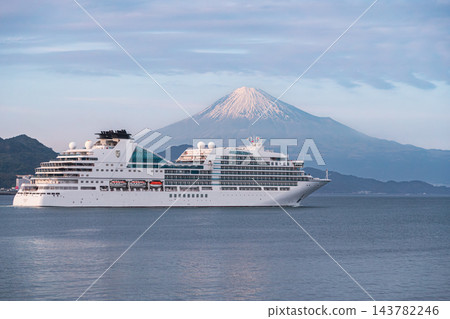 【靜岡縣】傍晚的天空泛著淡淡的光澤,富士山巍峨聳立,一艘巨大的白色遊輪正航行在安倍川入海口的海面上。 【靜岡縣】傍晚的天空泛著淡淡的光澤,富士山巍峨聳立,一艘巨大的白色遊輪正航行在安倍川入海口的海面上。 143782246