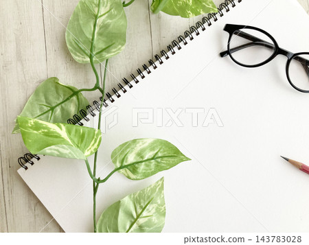 空白素描本、眼鏡、室內植物、學習、工作、創意構思——展現了商業和生活方式的畫面。 143783028